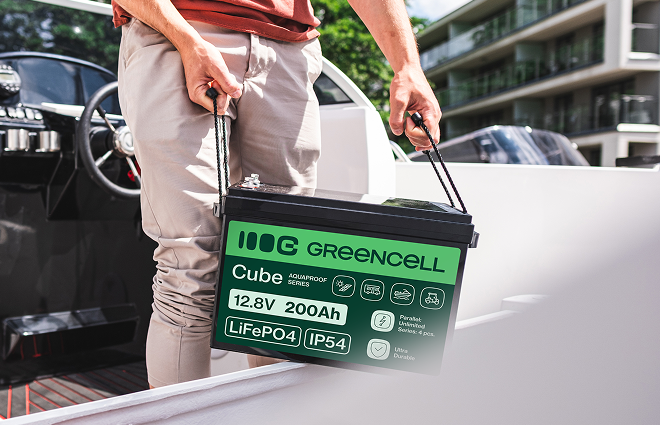 Kuva, joka esittää henkilöä kantamassa LiFePO4 akkua GreenCell merkiltä
