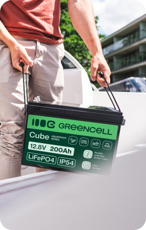 Foto, das eine Person zeigt, die einen LiFePO4-Akku der Marke GreenCell trägt