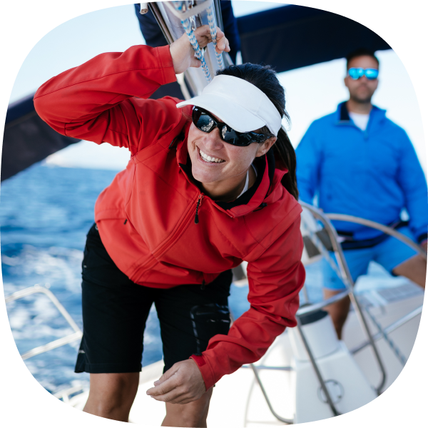 Foto, das eine Frau auf einem Boot zeigt