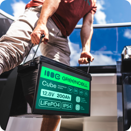 Foto, das eine Person mit dem LiFePO4 von GreenCell zeigt