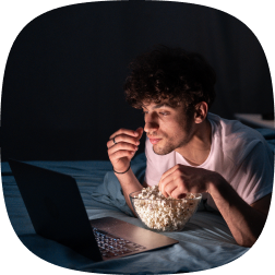 Zdjęcie mężczyzny oglądającego film na laptopie