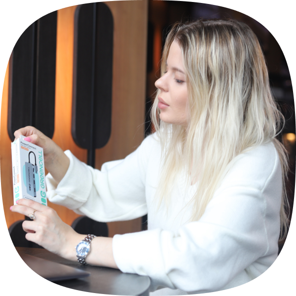 Image highlighting the lightness of the device