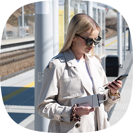 Obrázek ukazující ženu nabíjející telefon pomocí PowerPlay Pro
