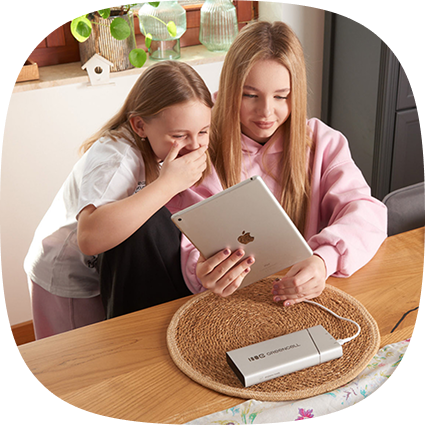 Obrázek představující děti nabíjející tablet pomocí PowerPlay Pro