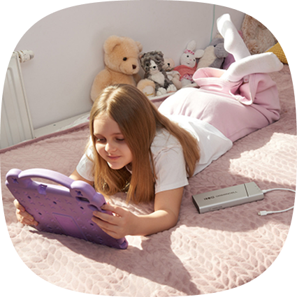 Obrázek zobrazuje dítě používající tablet, vedle leží PowerPlay Pro