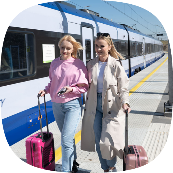 Photo of women getting off the train charging their phone using PowerPlay Pro