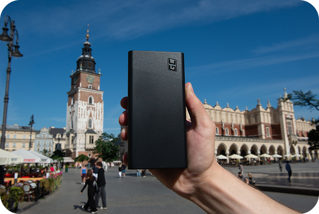 Nuotrauka PowerPlay 30 fone su rotušės bokštu didžiausiame Krokuvos aikštėje