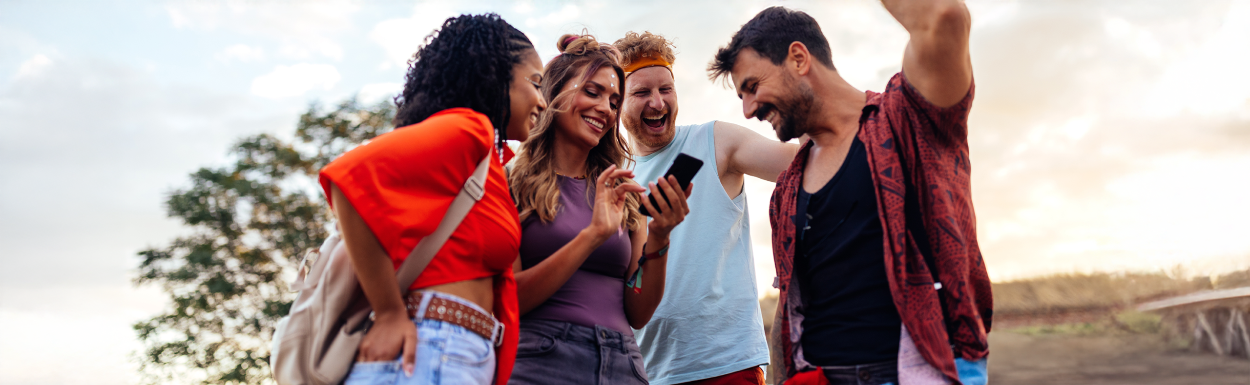 Zdjęcie grupy osób patrzących na telefon