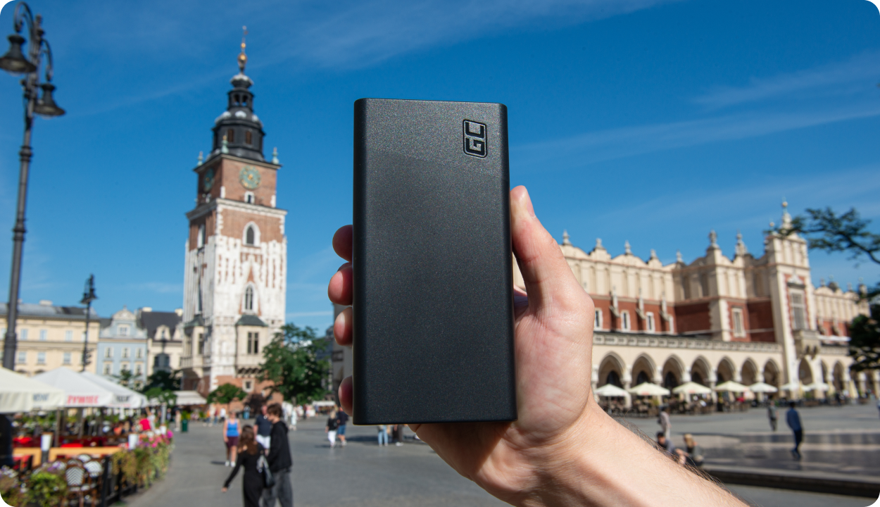 Zdjęcie PowerPlay 30 na tle wieży ratuszowej na rynku głównym w Krakowie