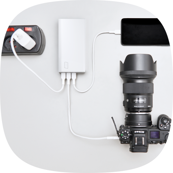 Zdjęcie przedstawia PowerPlay 30 ładującego jednocześnie telefon i aparat