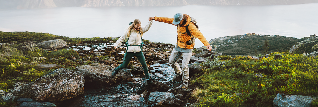 Zdjęcie otwierające - kobieta i mężczyzna nad potokiem podczas wycieczki