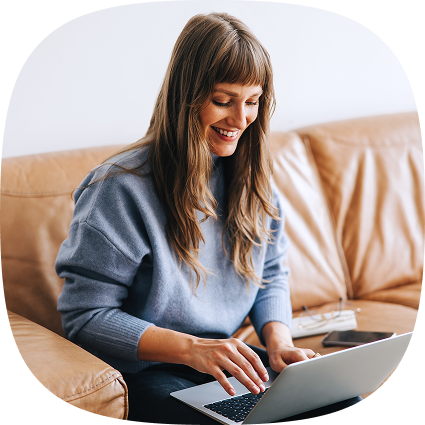 Zdjęcie przedstawiające kobietę pracującą na laptopie