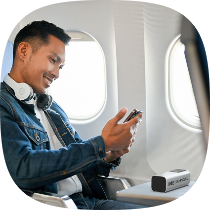 Zdjęcie mężczyzny korzystającego z PowerPlay Ultra 140 W w samolocie
