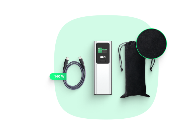 Zdjęcie ukazujące przedmioty wchodzące w skład zestawu produktu PowerPlay Ultra 140 W (powerbank PowerPlay Ultra 140 W, kabel 140W, etui)