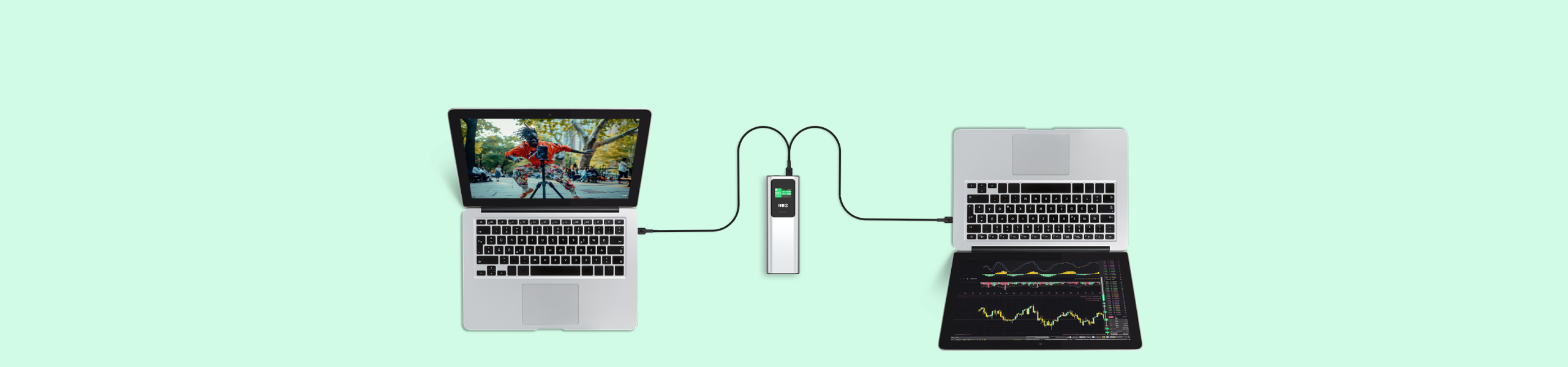 Fotografie znázorňující možnost nabíjení dvou notebooků pomocí PowerPlay Ultra 140W