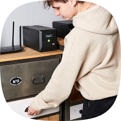 Зображення чоловіка поруч з UPS PowerProof
