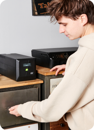 Зображення з фотосесії, що демонструє продукт UPS PowerProof