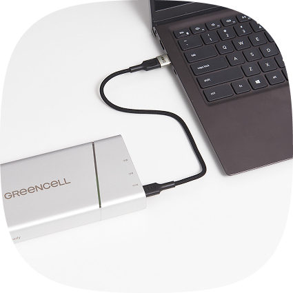 Φωτογραφία που παρουσιάζει τη φόρτιση powerbank μέσω θύρας USB-A με χρήση προσαρμογέα
