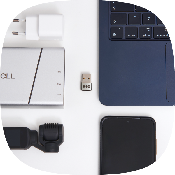 Zdjęcie adaptera GCAC1 pośr&oacute;d urządzeń, z kt&oacute;rymi można go wykorzystać