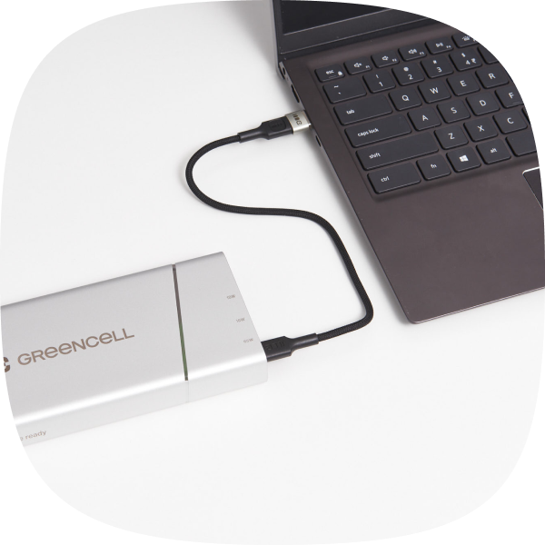 Zdjęcie prezentujące ładowanie powerbanka za pomocą portu USB-A z użyciem adaptera