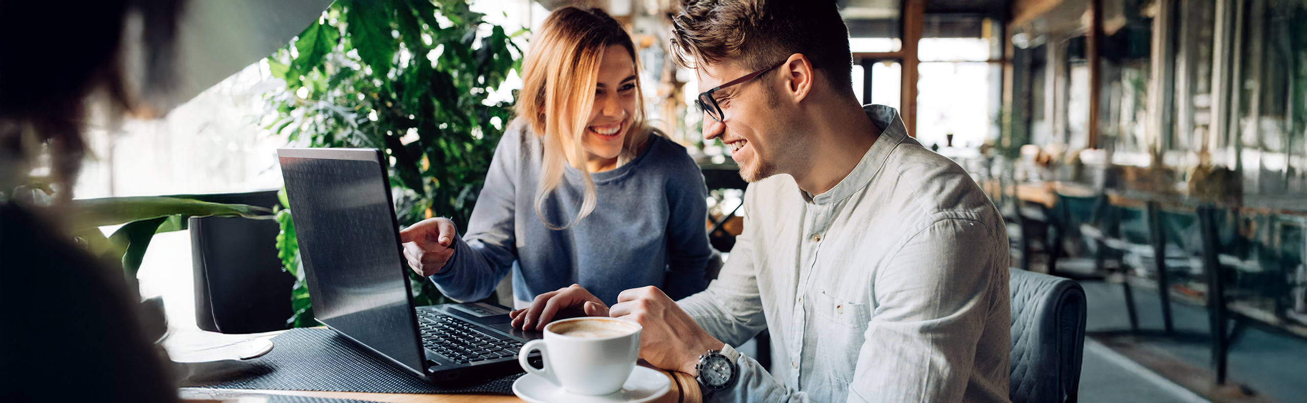 Produktbild - Mann und Frau in einem Caf&eacute; am Laptop