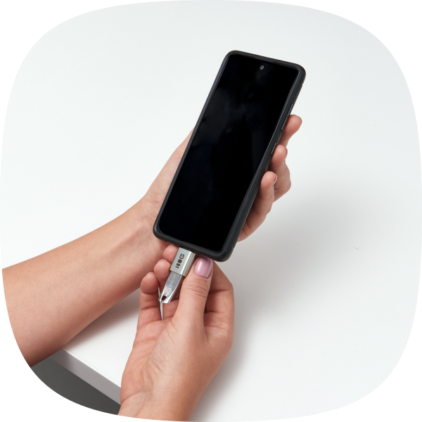 Das Bild zeigt den Anschluss eines USB-Sticks an ein Telefon mit dem Adapter GCCA1